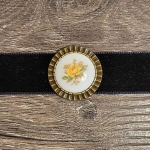 VELVET MUSE Cabbage Rose Cameo Choker - Black